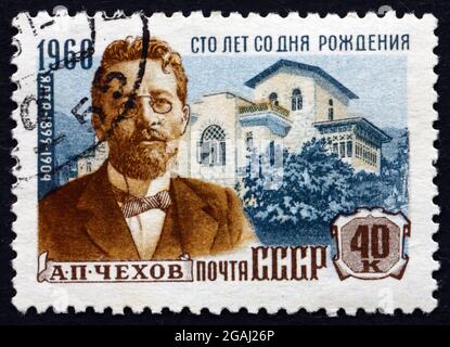 RUSSIE - VERS 1960 : un timbre imprimé en Russie montre Anton Pavlovich Chekhov et Yalta Home, dramaturge, dramaturge et médecin, vers 1960 Banque D'Images