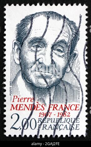 FRANCE - VERS 1983 : un timbre imprimé en France montre Pierre Mendes France, Premier ministre français, vers 1983 Banque D'Images