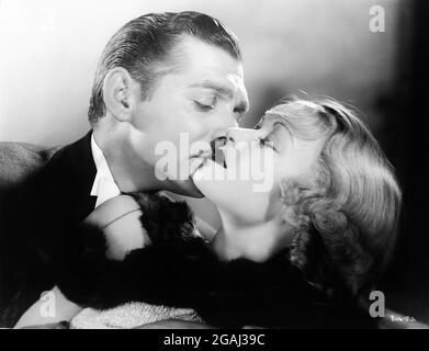 CLARK PIGNON et CONSTANCE BENNETT Publicité Portrait après LES HEURES DE BUREAU 1935 réalisateur ROBERT Z. LEONARD Story Laurence Stallings et Dale Van chaque scénario Herman J. Mankiewicz possède Gilbert Adrian Metro Goldwyn Mayer Banque D'Images