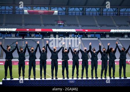 Les joueurs néo-zélandais célèbrent sur le podium avant de recevoir leur médaille d'or après avoir battu la France pour remporter le match de médaille d'or des femmes de rugby à sept au stade de Tokyo le huitième jour des Jeux Olympiques de Tokyo en 2020 au Japon. Date de la photo: Samedi 31 juillet 2021. Banque D'Images