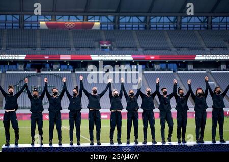 Les joueurs néo-zélandais célèbrent sur le podium avant de recevoir leur médaille d'or après avoir battu la France pour remporter le match de médaille d'or des femmes de rugby à sept au stade de Tokyo le huitième jour des Jeux Olympiques de Tokyo en 2020 au Japon. Date de la photo: Samedi 31 juillet 2021. Banque D'Images