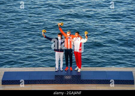Tokyo, Japon. 31 juillet 2021. TOKYO, JAPON - JUILLET 31 : Thomas Goyard de France, lauréat d'argent, Kiran Badloe des pays-Bas, lauréat d'or et Kun Bi de Chine, vainqueur de bronze, pose une photo lors de la cérémonie de la Médaille de voile lors des Jeux Olympiques de Tokyo 2020 à l'Enoshima le 31 juillet, 2021 à Tokyo, Japon (photo par Ronald Hoogendoorn/Orange Pictures) crédit: Orange pics BV/Alay Live News Banque D'Images