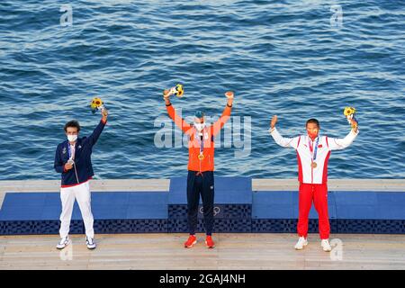 Tokyo, Japon. 31 juillet 2021. TOKYO, JAPON - JUILLET 31 : Thomas Goyard de France, lauréat d'argent, Kiran Badloe des pays-Bas, lauréat d'or et Kun Bi de Chine, vainqueur de bronze, pose une photo lors de la cérémonie de la Médaille de voile lors des Jeux Olympiques de Tokyo 2020 à l'Enoshima le 31 juillet, 2021 à Tokyo, Japon (photo par Ronald Hoogendoorn/Orange Pictures) crédit: Orange pics BV/Alay Live News Banque D'Images