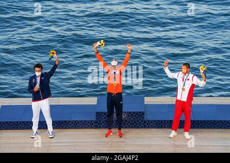 Tokyo, Japon. 31 juillet 2021. TOKYO, JAPON - JUILLET 31 : Thomas Goyard de France, lauréat d'argent, Kiran Badloe des pays-Bas, lauréat d'or et Kun Bi de Chine, vainqueur de bronze, pose une photo lors de la cérémonie de la Médaille de voile lors des Jeux Olympiques de Tokyo 2020 à l'Enoshima le 31 juillet, 2021 à Tokyo, Japon (photo par Ronald Hoogendoorn/Orange Pictures) crédit: Orange pics BV/Alay Live News Banque D'Images