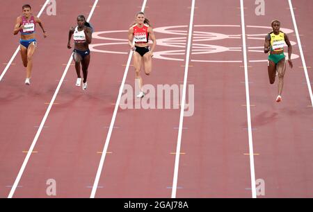 Dina Asher-Smith, en Grande-Bretagne (deuxième à gauche), et Elaine Thompson-Herah, en Jamaïque (à droite), en action pendant la première demi-finale de 100 mètres des femmes au stade olympique le huitième jour des Jeux Olympiques de Tokyo en 2020 au Japon. Date de la photo: Samedi 31 juillet 2021. Banque D'Images