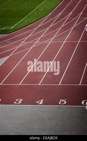 Grille de départ de la piste de course au stade. Piste d'athlétisme Banque D'Images