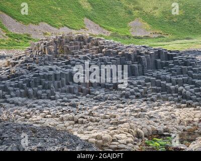 Colonnes de basalte à Giants Causeway sur la côte d'Antrim, Irlande du Nord, Royaume-Uni Banque D'Images