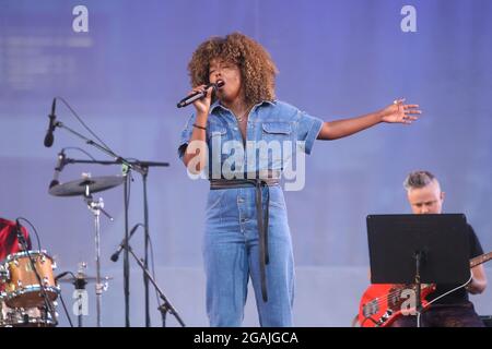 New York, NY, États-Unis. 30 juillet 2021. Adrienne Warren se produit pendant le Carnegie Hall dans toute la ville : Adrienne Warren et ses amis, qui s'est tenue à Bryant Park, le 30 juillet 2021, à New York. Crédit : Joseph Marzullo/Media Punch/Alay Live News Banque D'Images