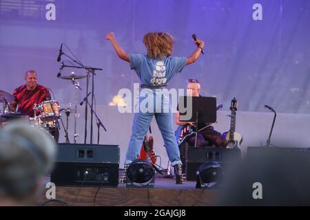 New York, NY, États-Unis. 30 juillet 2021. Adrienne Warren se produit pendant le Carnegie Hall dans toute la ville : Adrienne Warren et ses amis, qui s'est tenue à Bryant Park, le 30 juillet 2021, à New York. Crédit : Joseph Marzullo/Media Punch/Alay Live News Banque D'Images