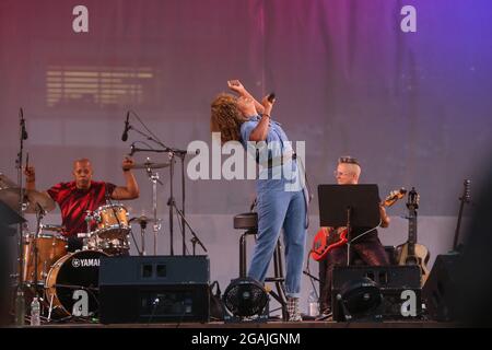 New York, NY, États-Unis. 30 juillet 2021. Adrienne Warren se produit pendant le Carnegie Hall dans toute la ville : Adrienne Warren et ses amis, qui s'est tenue à Bryant Park, le 30 juillet 2021, à New York. Crédit : Joseph Marzullo/Media Punch/Alay Live News Banque D'Images