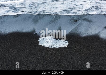 Bijou de glace sur Diamond Beach, Jokulsarlon, Islande Banque D'Images