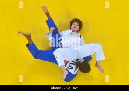 Tokyo. 31 juillet 2021. Arai Chizuru (en haut) du Japon concurrence Clarisse Agbegnenou de France lors de leur finale de l'équipe mixte de judo aux Jeux Olympiques de Tokyo 2020 à Tokyo, au Japon, le 31 juillet 2021. Credit: Chen Yichen/Xinhua/Alay Live News Banque D'Images