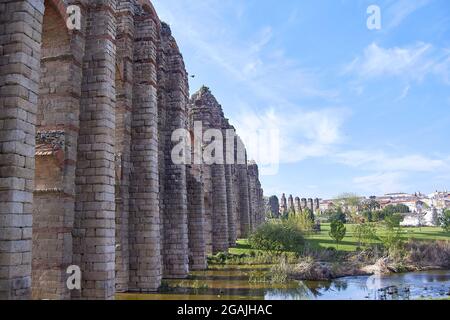 Le célèbre aqueduc romain des miracles (Los Milagros) à Mérida, province de Badajoz, Estrémadure, Espagne. Banque D'Images