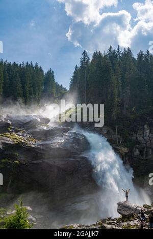 Krimml Waterfall, Autriche; 28 juillet 2021 - UNE jeune femme se tient devant la plus haute cascade d'Autriche 'Krimml'. Banque D'Images