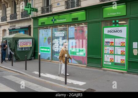 PAR, FRANCE - 08 juillet 2021 : façade d'un bâtiment de pharmacie avec tente du centre d'essais Covid19 à Paris, France Banque D'Images