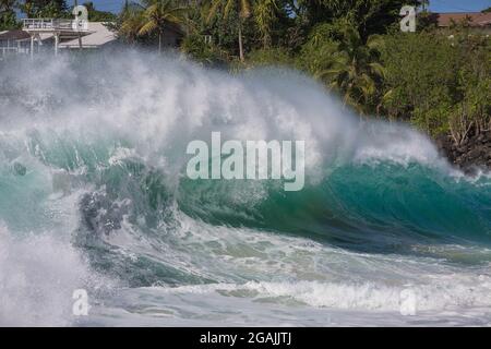 Shorebreak Waimea Bay Oahu Hawaii Banque D'Images