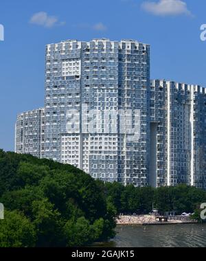 Khimki, Russie - juillet 11. 2021. Le complexe résidentiel Mayak au canal de Moscou Banque D'Images