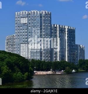 Khimki, Russie - juillet 11. 2021. Le complexe résidentiel Mayak au canal de Moscou Banque D'Images