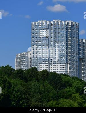 Khimki, Russie - juillet 11. 2021. Le complexe résidentiel Mayak au canal de Moscou Banque D'Images