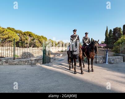 Syracuse Sicile Italie - juillet 22 2021 : deux fiers carabiniers à cheval dans le parc archéologique de Neapolis Banque D'Images