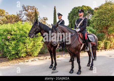 Syracuse Sicile Italie - juillet 22 2021 : deux fiers carabiniers à cheval dans le parc archéologique de Neapolis Banque D'Images