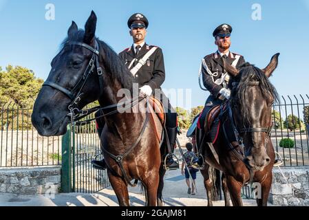 Syracuse Sicile Italie - juillet 22 2021 : deux fiers carabiniers à cheval dans le parc archéologique de Neapolis Banque D'Images