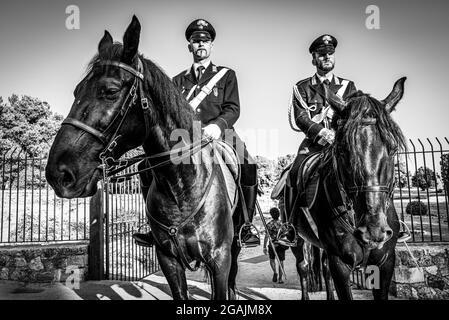 Syracuse Sicile Italie - juillet 22 2021 : deux fiers carabiniers à cheval dans le parc archéologique de Neapolis Banque D'Images