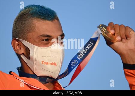 Kanagawa, Japon. 31 juillet 2021. Kiran Badloe, des pays-Bas, pose avec sa médaille d'or à la cérémonie d'attribution de la médaille RS:X du windsurfer masculin aux Jeux Olympiques de Tokyo 2020 à Kanagawa, Japon, le 31 juillet 2021. Credit: Huang Zongzhi/Xinhua/Alamy Live News Banque D'Images