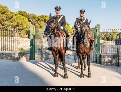 Syracuse Sicile Italie - juillet 22 2021 : deux fiers carabiniers à cheval dans le parc archéologique de Neapolis Banque D'Images