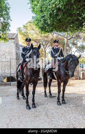 Syracuse Sicile Italie - juillet 22 2021 : deux fiers carabiniers à cheval dans le parc archéologique de Neapolis Banque D'Images