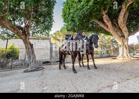 Syracuse Sicile Italie - juillet 22 2021 : deux fiers carabiniers à cheval dans le parc archéologique de Neapolis Banque D'Images