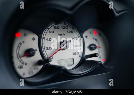 détails du tableau de bord intérieur de la voiture. Speedometr gros plan . Mise au point douce Banque D'Images