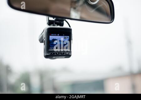 Enregistreur vidéo de voiture (caméra pour tableau de bord de voiture). Magnétoscope sous le miroir dans la voiture. Mise au point douce Banque D'Images