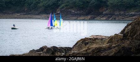 Une image panoramique de Fusion Voiliers se préparant à une course sur la rivière Helford lors d'une journée froide à Cornwall. Banque D'Images