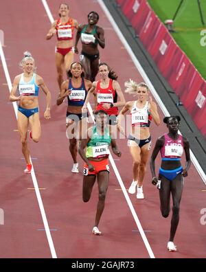 Alexandra Bell (deuxième à droite) en Grande-Bretagne en action la deuxième demi-finale des 800 mètres féminins au stade olympique le huitième jour des Jeux Olympiques de Tokyo 2020 au Japon. Date de la photo: Samedi 31 juillet 2021. Banque D'Images