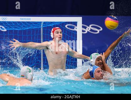 Tokyo, Japon. 31 juillet 2021. Le gardien de but Gareth May (arrière) de l'Afrique du Sud défend lors de la ronde préliminaire masculine de la compétition Water Polo contre la Grèce aux Jeux Olympiques de Tokyo en 2020 à Tokyo, au Japon, le 31 juillet 2021. Crédit: Wang Jingqiang/Xinhua/Alay Live News Banque D'Images