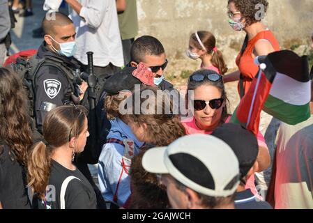 Jérusalem, Israël. 30 juillet 2021. Manifestation de solidarité palestinienne israélienne contre la déportation à Sheikh Jarrah, en vue de la discussion juridique sur l'appel des résidents du quartier devant la haute Cour de justice d'Israël, lundi prochain. Cheikh Jarach, Jérusalem. Israël / Palestine. 30 juillet 2021.(photo de Matan Golan/Alamy Live News) crédit: Matan Golan/Alamy Live News Banque D'Images