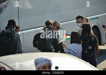 Jérusalem, Israël. 30 juillet 2021. Manifestation de solidarité palestinienne israélienne contre la déportation à Sheikh Jarrah, en vue de la discussion juridique sur l'appel des résidents du quartier devant la haute Cour de justice d'Israël, lundi prochain. Cheikh Jarach, Jérusalem. Israël / Palestine. 30 juillet 2021.(photo de Matan Golan/Alamy Live News) crédit: Matan Golan/Alamy Live News Banque D'Images