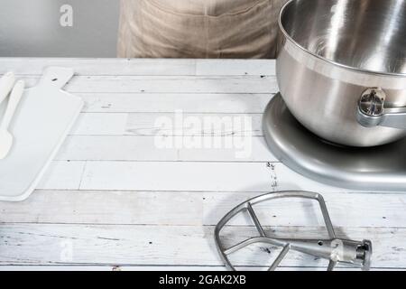 Préparation de la crème de framboises crème au fromage crème au beurre dans le mixeur de cuisine pour cuire des cupcakes de framboises au chocolat. Banque D'Images