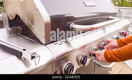 Cuisson de tranches de bacon sur un barbecue à gaz extérieur. Banque D'Images