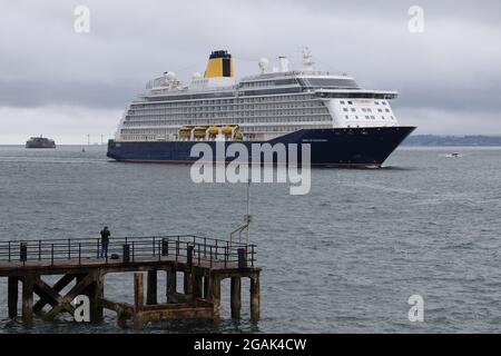 Le SAGA a exploité UN navire de croisière SPIRIT OF DISCOVERY en passant par Victoria Pier en direction de l'entrée du port Banque D'Images