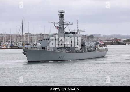 La frégate anti-sous-marine de type 23 de la Royal Navy HMS PORTLAND au départ de la base navale Banque D'Images