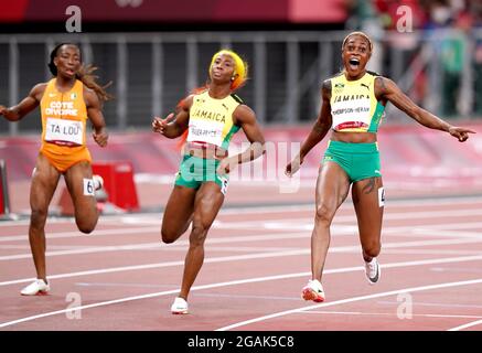 Elaine Thompson-Herah, de Jamaïque (à droite), remporte la finale des 100 mètres féminins au stade olympique le huitième jour des Jeux Olympiques de Tokyo en 2020 au Japon. Date de la photo: Samedi 31 juillet 2021. Banque D'Images