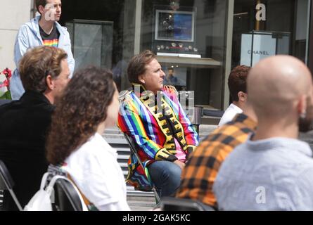 Des militants et des supporters participent à la célébration de l'ouverture du projet Zero Flags du 25e anniversaire de la LGBTI Pride Amsterdam, sur l'avenue Rokin, dans le cadre de la pandémie du coronavirus, le 31 juillet 2021 à Amsterdam, aux pays-Bas. L'homosexualité est dans le code pénal de 71 pays. Environ un tiers de la population mondiale, soit plus de 2.1 milliard de personnes, vit dans un pays où l'homosexualité est punissable par la loi. Dans 11 de ces pays, la peine pour l'homosexualité est la mort et dans 2 pays, la peine de mort a été récemment appliquée. Le projet Zero Flags est un compte à rebours pour mettre à zéro les drapeaux Banque D'Images