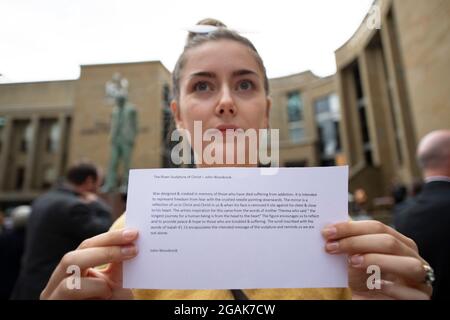 Glasgow, Écosse, Royaume-Uni. 30 juillet 2021. PHOTO : les gens parlent de leur expérience des marches de Buchanan Street. Selon les chiffres « horrifiants et déchirants » publiés aujourd’hui, le nombre de décès par drogue en Écosse a atteint un nouveau record pour la septième année consécutive. La nouvelle « choquante » selon laquelle 1,339 personnes sont mortes de drogues en 2020 signifie que le taux de mortalité par drogue en Écosse demeure de loin le pire en Europe. Crédit : Colin Fisher Banque D'Images