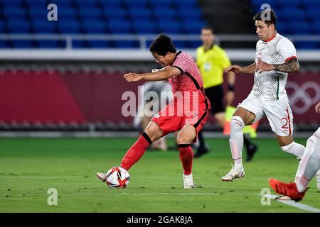 YOKOHAMA, JAPON - JUILLET 31 : Chang-hoon Kwon de la Corée du Sud et Jorge Sanchez du Mexique pendant le Tokyo 2020 Olympic Mens football Tournament Quarter final match entre la Corée du Sud et le Mexique au International Stadium Yokohama le 31 juillet 2021 à Yokohama, Japon (photo de Pablo Morano/Orange Pictures) Banque D'Images