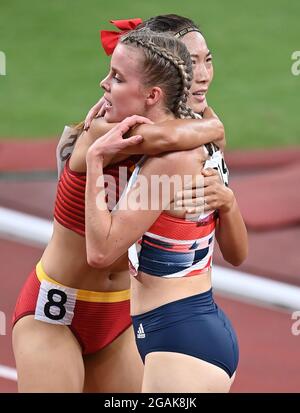 Tokyo, Japon. 31 juillet 2021. Wang Chunyu (L), de Chine, épouse Keely Hodgkinson, de Grande-Bretagne, lors de la demi-finale féminine de 800 m aux Jeux Olympiques de Tokyo en 2020 à Tokyo, au Japon, le 31 juillet 2021. Credit: Jia Yuchen/Xinhua/Alay Live News Banque D'Images