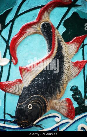 Art sculpture pierre sculptant carpe poisson sur la porte murale du temple de Ngoc son sanctuaire dans le lac Hoan Kiem jardin parc pour les vietnamiens et les voyageurs étrangers Banque D'Images