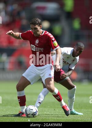 Matty James de Bristol City (à gauche) et Ashley Young d'Aston Villa se battent pour le ballon lors du match amical d'avant-saison à Ashton Gate, Bristol. Date de la photo: Samedi 31 juillet 2021. Banque D'Images