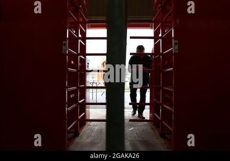 Les fans de l'AFC Bournemouth arrivent pour le premier match de la Carabao Cup au stade Vitality, à Bournemouth. Date de la photo: Samedi 31 juillet 2021. Banque D'Images